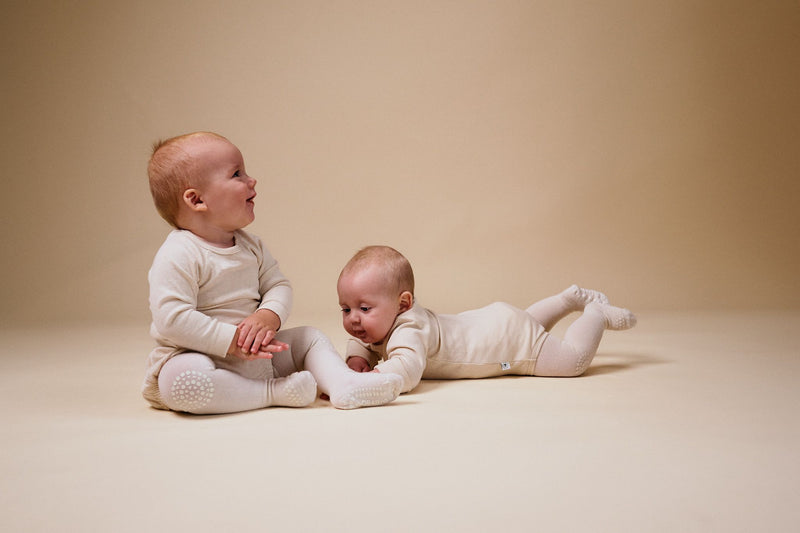 Non slip crawling tights with grip for babies and toddlers in Merino Wool - Snowflake